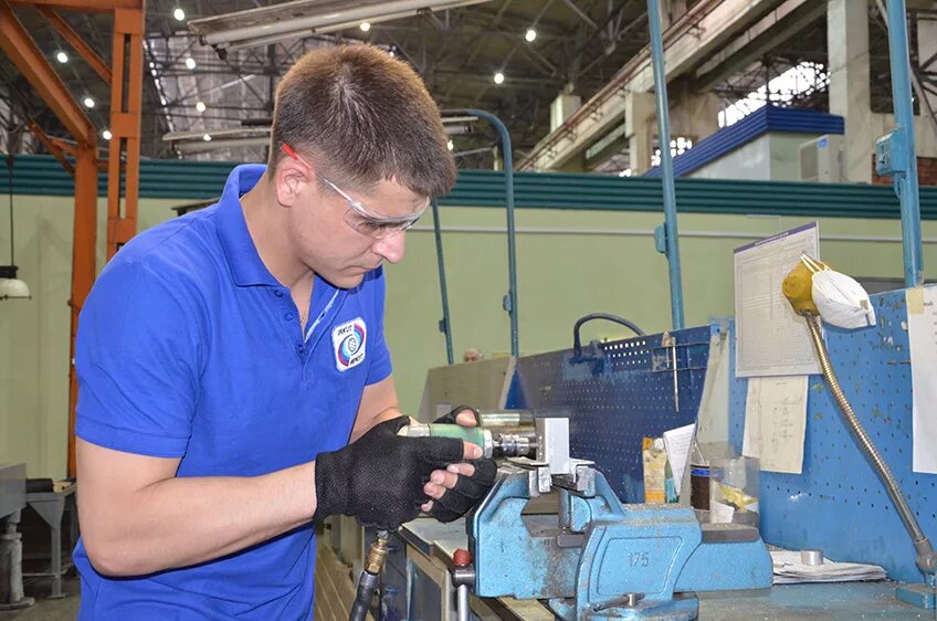 Слесарь механосборочных работа работ в нижнем новгороде. Сборщик - клепальщик профессия. слесарь мср лиаз. клепальщик профессия на заводе. сборщик-клепальщик летательных аппаратов.