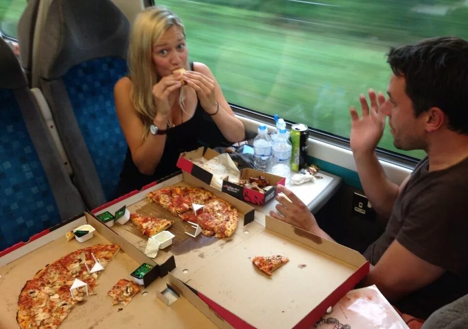 Туту пассажирам. Еда в вагоне. Питание в поезде. Столик с едой в поезде. Еда в поезде ресторане.