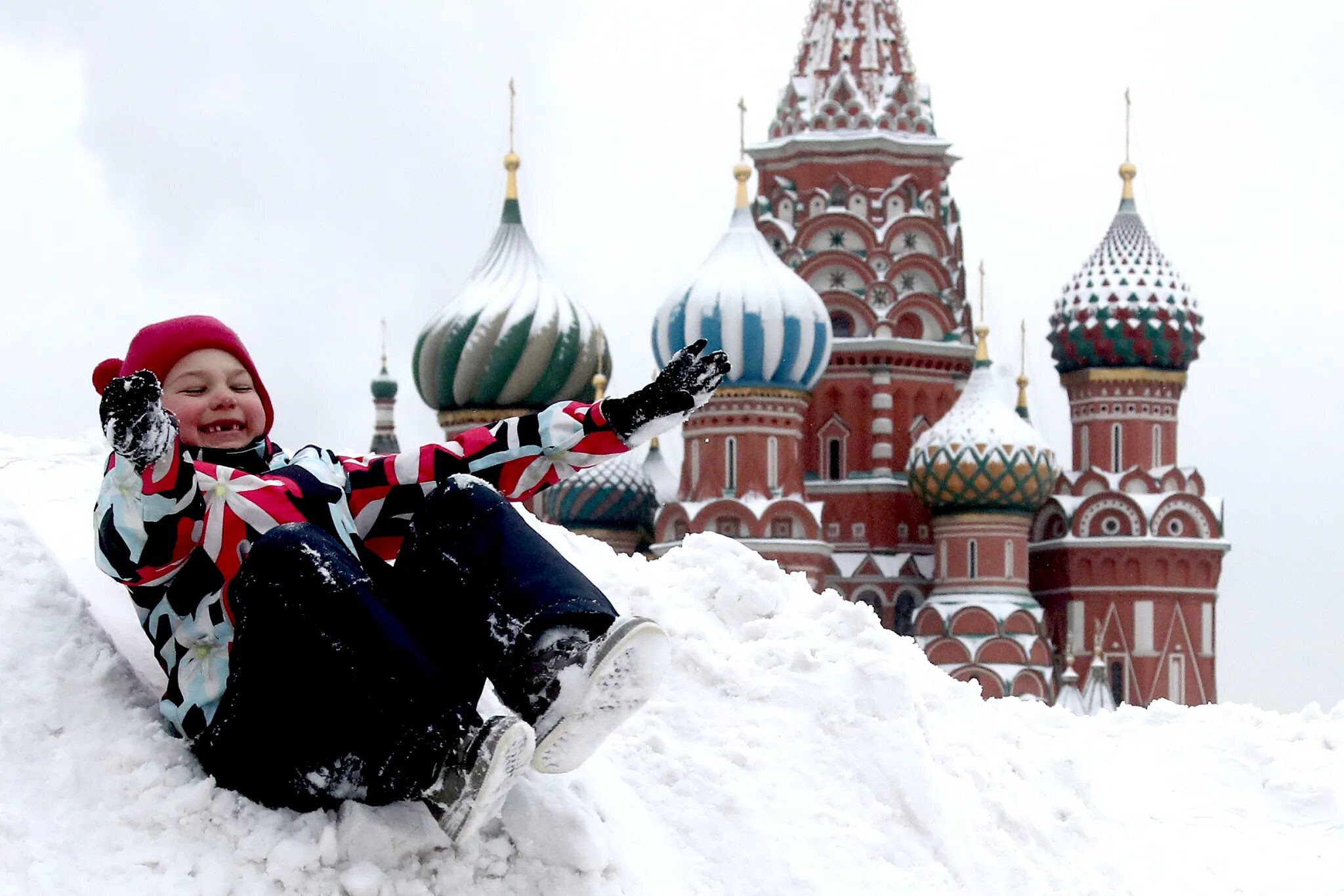 Russia is red. Снег в России. Декабрь в России. Дети на красной площади зима. Семья на красной площади.