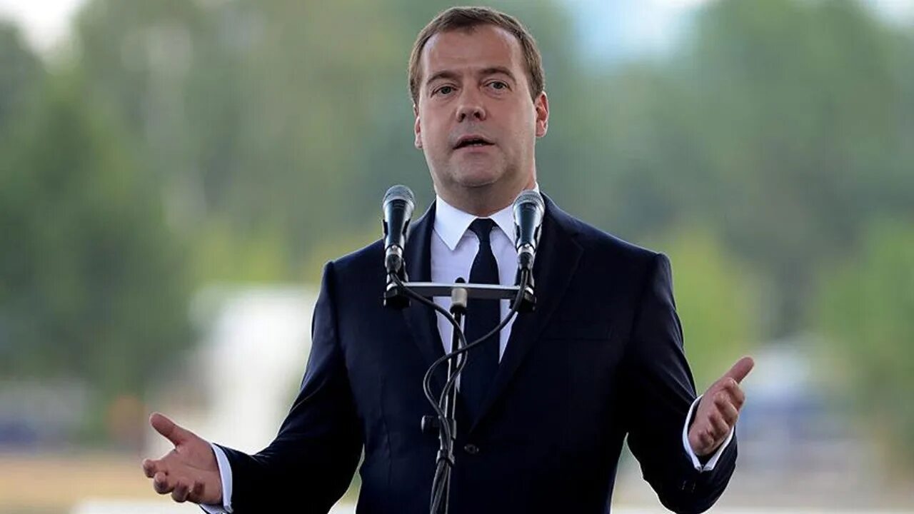 Медведев период президентства. Фото Дмитрия Медведева. Медведев улыбается.