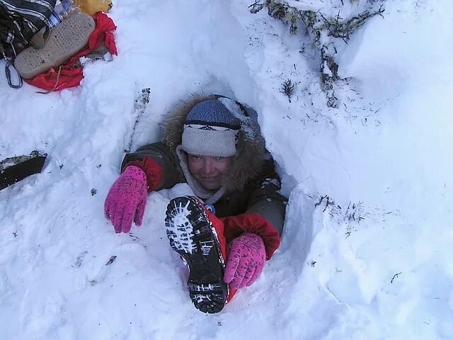 Головой в снег ногами. Человек головой в сугробе. А снег повалится.