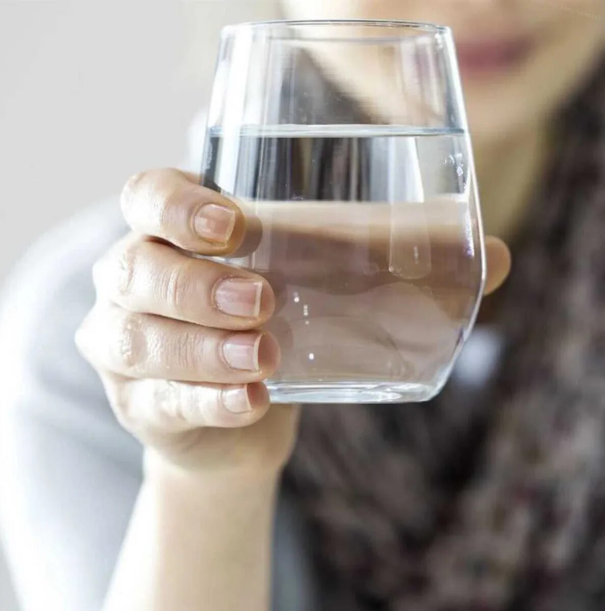Можно утром пить воду. Питье воды. Стакан воды. Стакан воды утром. Стакан воды натощак.