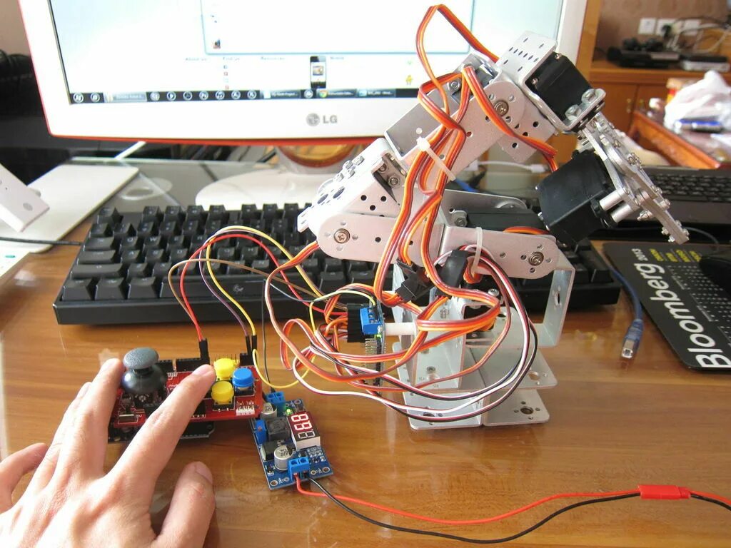 Что можно сделать на ардуино. Робот на ардуино уно. arduino joystick shield +nrf. робототехника ардуино. робот манипулятор arduino uno.