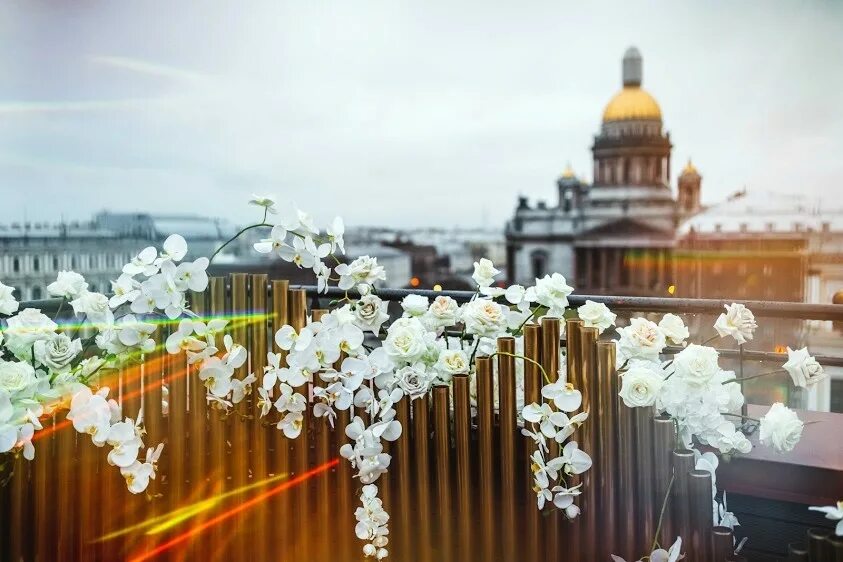 Цветы петербург. Букет с видом Петербурга. Цветы в Петербурге весной. Весенний Санкт Петербург тур. Питер с цветами мосты.
