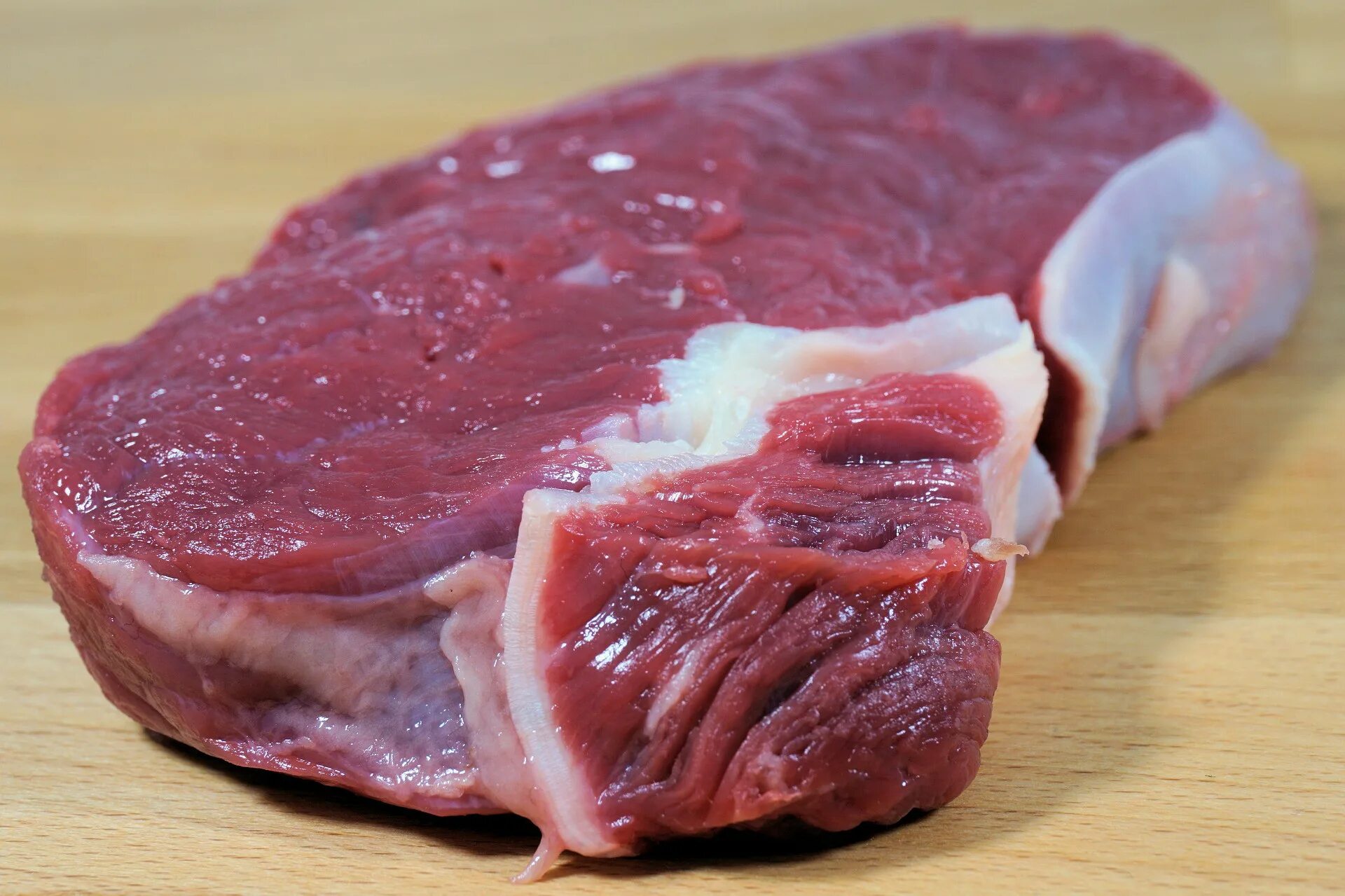 Красное мясо животных. Мясо говядина. Кусок мяса. Кусок сырого мяса. Кусок красного мяса.