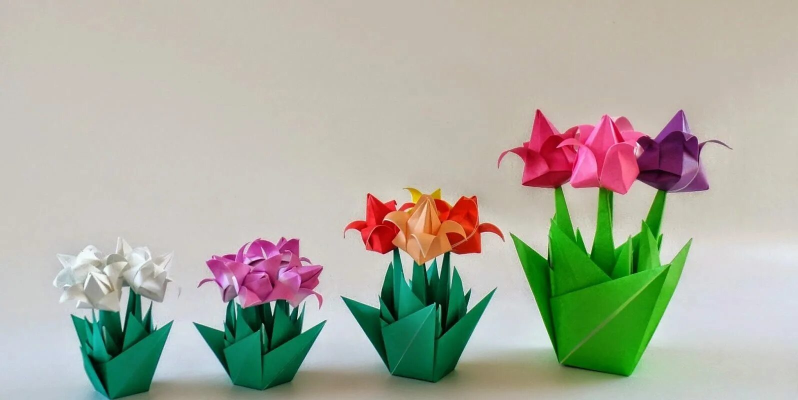 Поделки из бумаги цветы. Объемные тюльпаны из бумаги. Открытка с тюльпанами из бумаги. Поделка цветок из цветной бумаги.