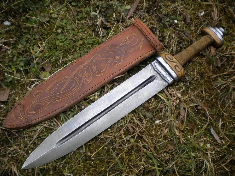 Short sword. Короткие дамасские мечи. Короткий меч с широким лезвием. Короткий клинок.