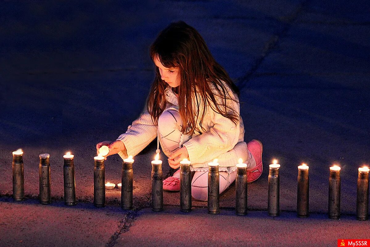 Зажгем свечи. Зажженная свеча. День зажженных свечей. Зажечь свечу. Зажигается свеча.