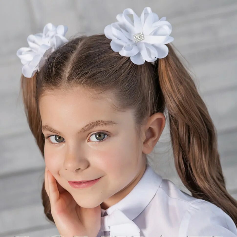 первоклассница анастасия князева. девочка с белыми бантиками. красивые школьные банты. дафна алолика. девочка с белыми бантиками.