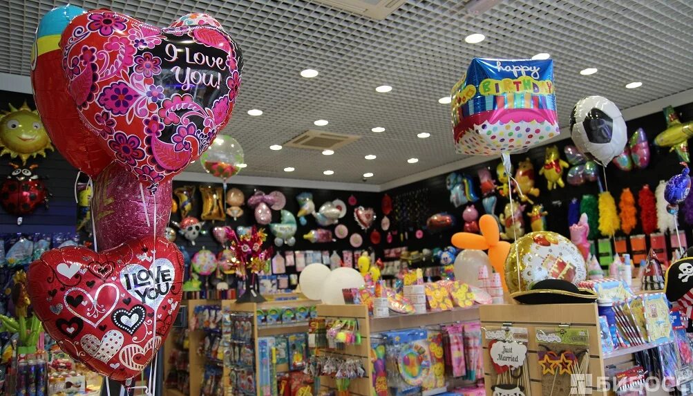 Веселая затея интернет. Товары для праздника. Магазин товаров для праздника. Магазин воздушных шаров и товаров для праздника. Интерьер магазина воздушных шаров и товаров для праздника.