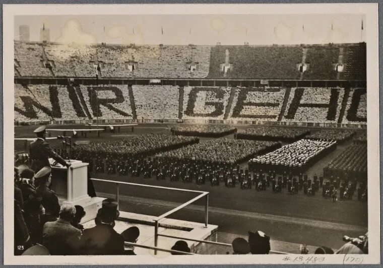 1 мая 1939. Стадион Нюрнберг третий Рейх. Олимпийский стадион Берлин 1936 выступление Гитлера.