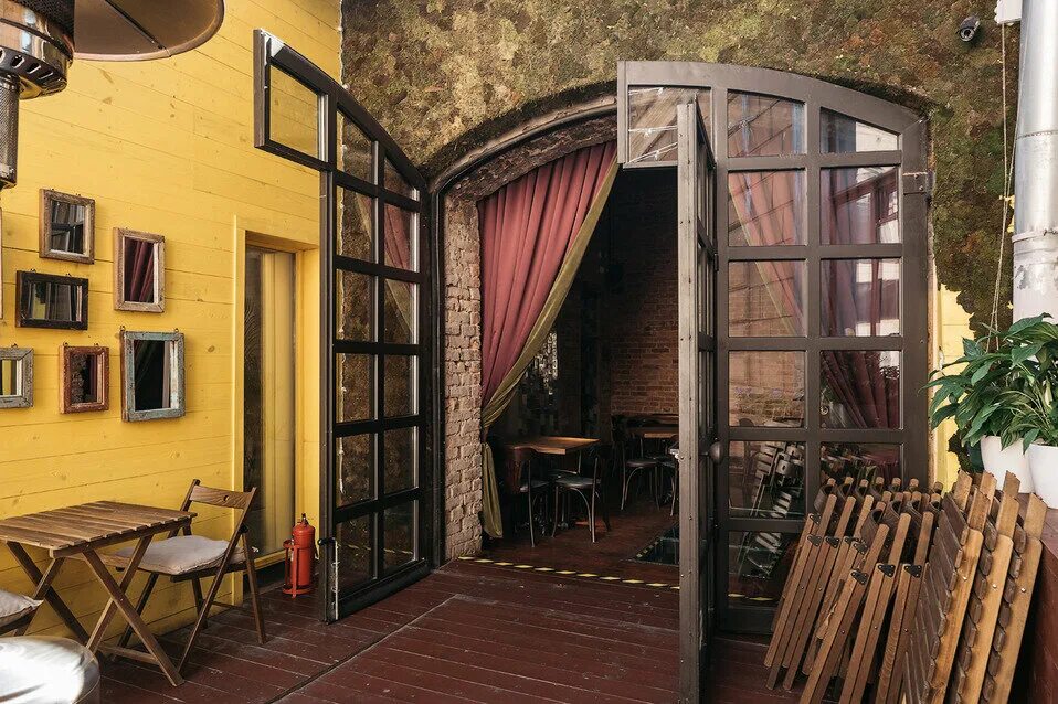 Бар дворик. Сербский дворик нижний новгород. Бар дворик. Утопист бар спб. Кафе пивной дворик.