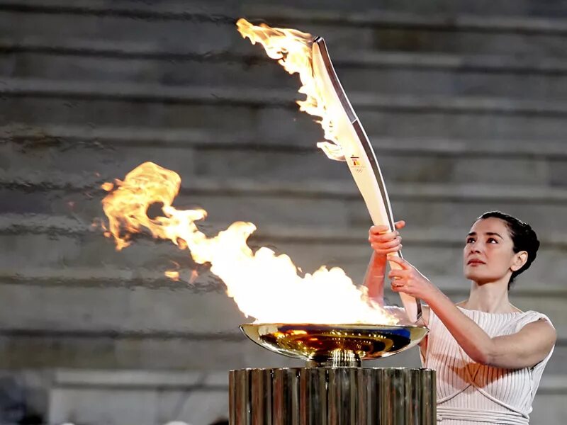 Я ловлю огнем. Зажжение олимпийского огня в Греции. Олимпийский огонь в древней Греции. Олимпийский факел в древней Греции. Олимпийский огонь в древней Грецц.