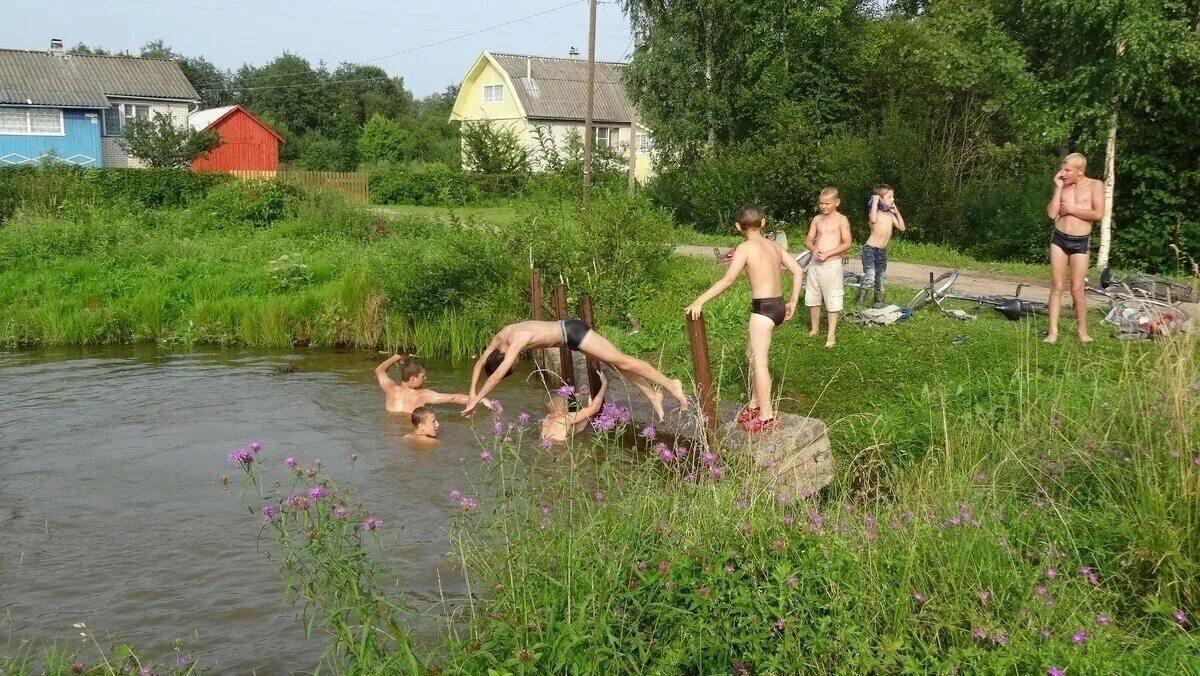 Купание в деревне. Купание в деревенском пруду. Купание в деревенской речке. Купание на речке в деревне. На летних каникулах на даче