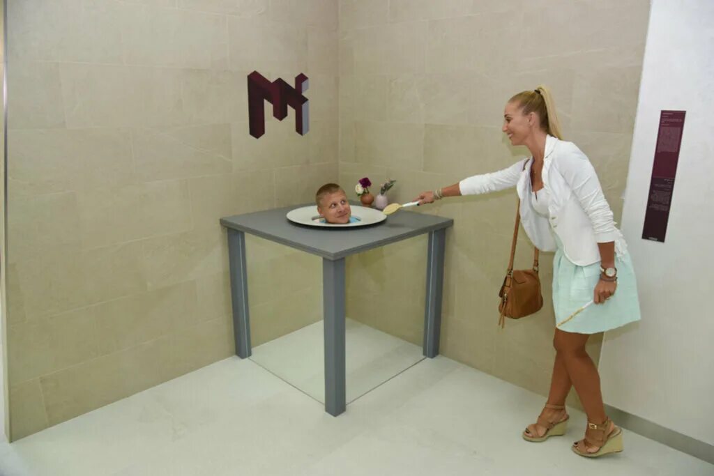 музей иллюзий дубай. комната иллюзий. музей иллюзий дубай. музей иллюзий museum of illusions дубай. музей оптических иллюзий дубай.