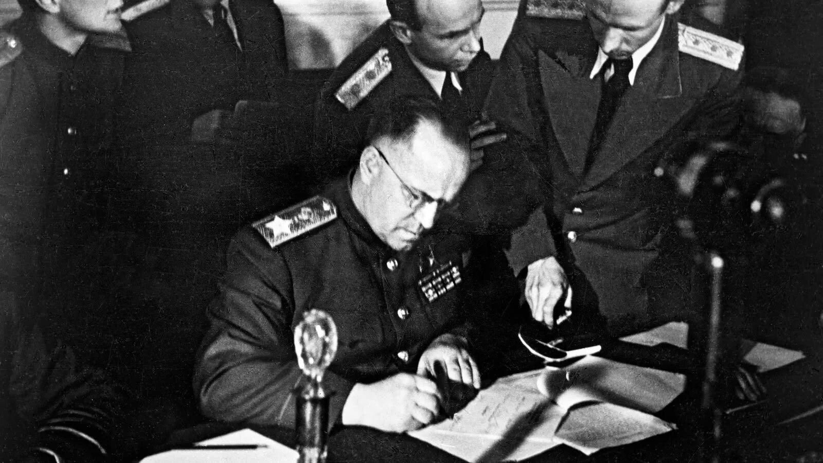 Когда капитулировала германия. Подписание капитуляции Германии 1945. Жуков Кейтель подписание капитуляции. Маршал Жуков капитуляция.