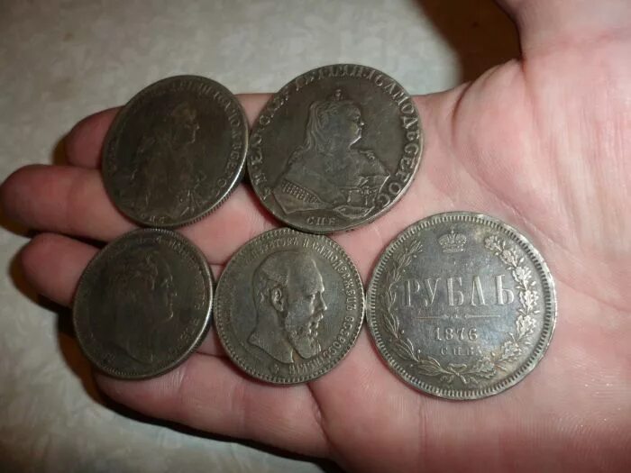 За сколько продать советские. Старинные монеты. Редкие старинные монеты. Коллекционер старинных монет. Старые большие монеты.