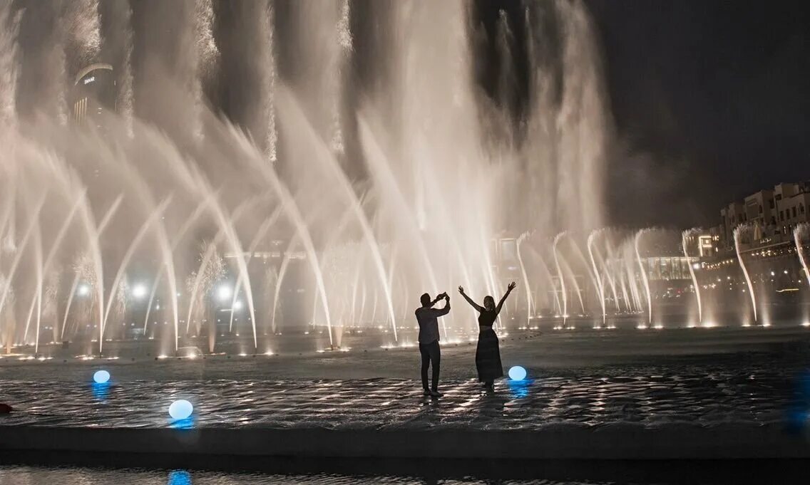 Фонтан в дубае возле бурдж халифа. Бурдж халифа шоу фонтанов. Во сколько шоу фонтанов в дубае. Фонтаны около бурдж халифа. Дубай молл бурдж халифа.