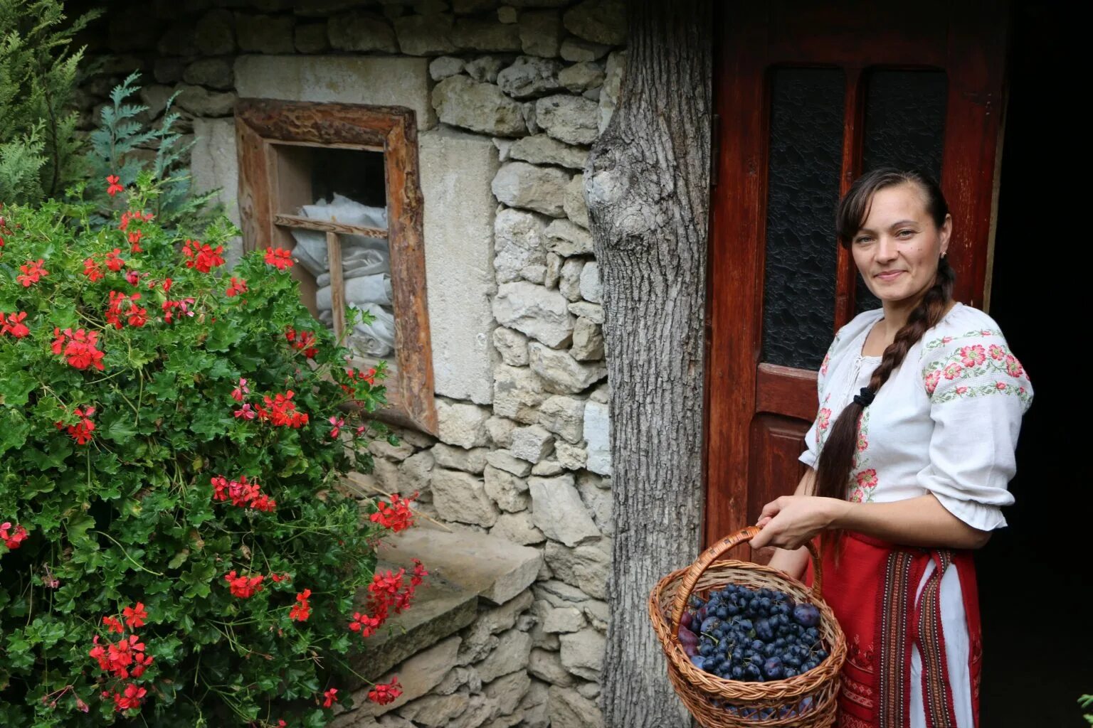 Первого в молдове. Молдова туризм. Красивые Молдаванки. Красоты Молдавии. Сельский туризм в Молдове.