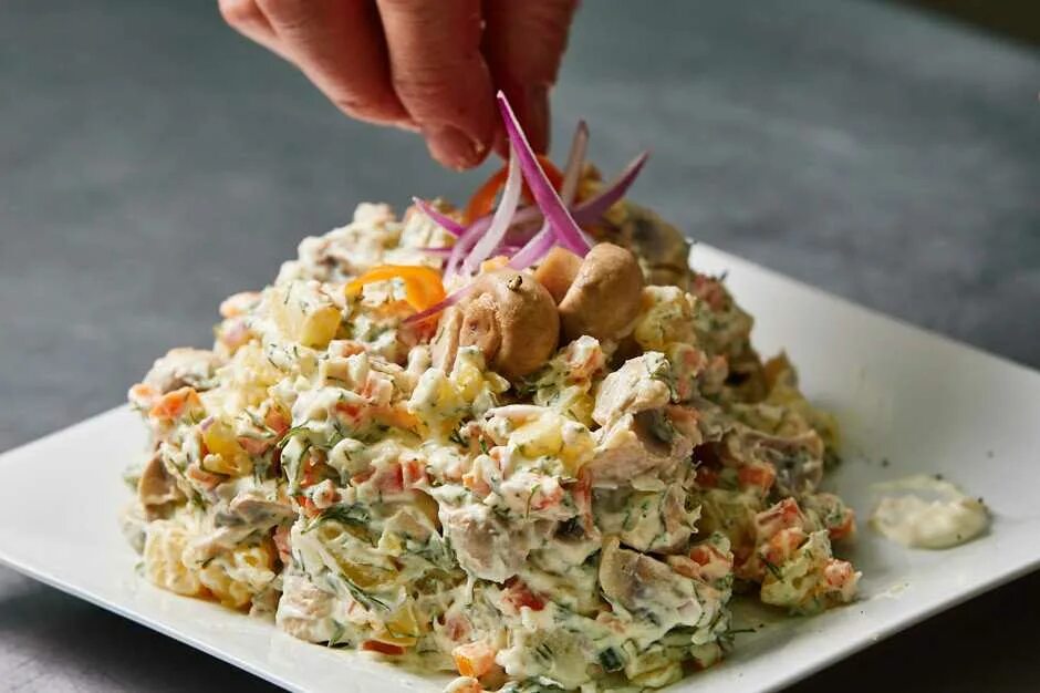 Салат с шампиньонами. Салат с жареными грибами. Салат с шампиньонами и кукурузой. Салат из консервированных шампиньонов рецепт простой. Салат с шампиньонами консервированными и курицей.