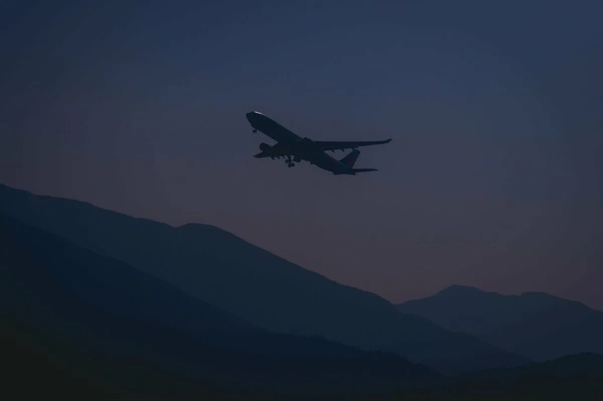 Самолет в 7 вечера. Самолёт ночью в небе. Ночной самолет. Самолет в темноте. Самолет Эстетика.