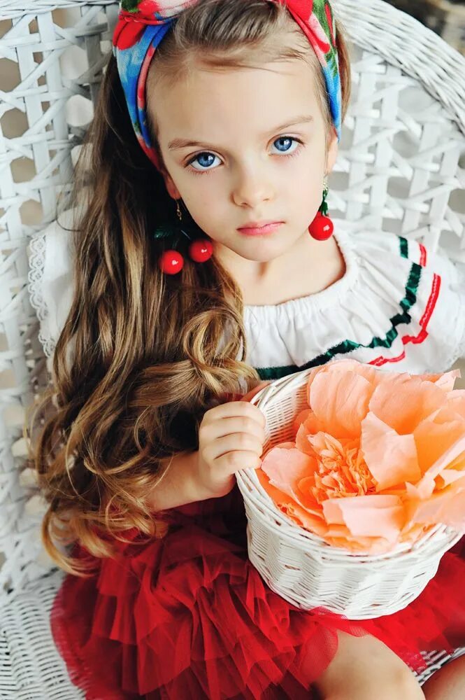 Красивые детки. Мини фотомодели девочки. Украинка в поле в национальном костюме. Ls child models. Ls child models.