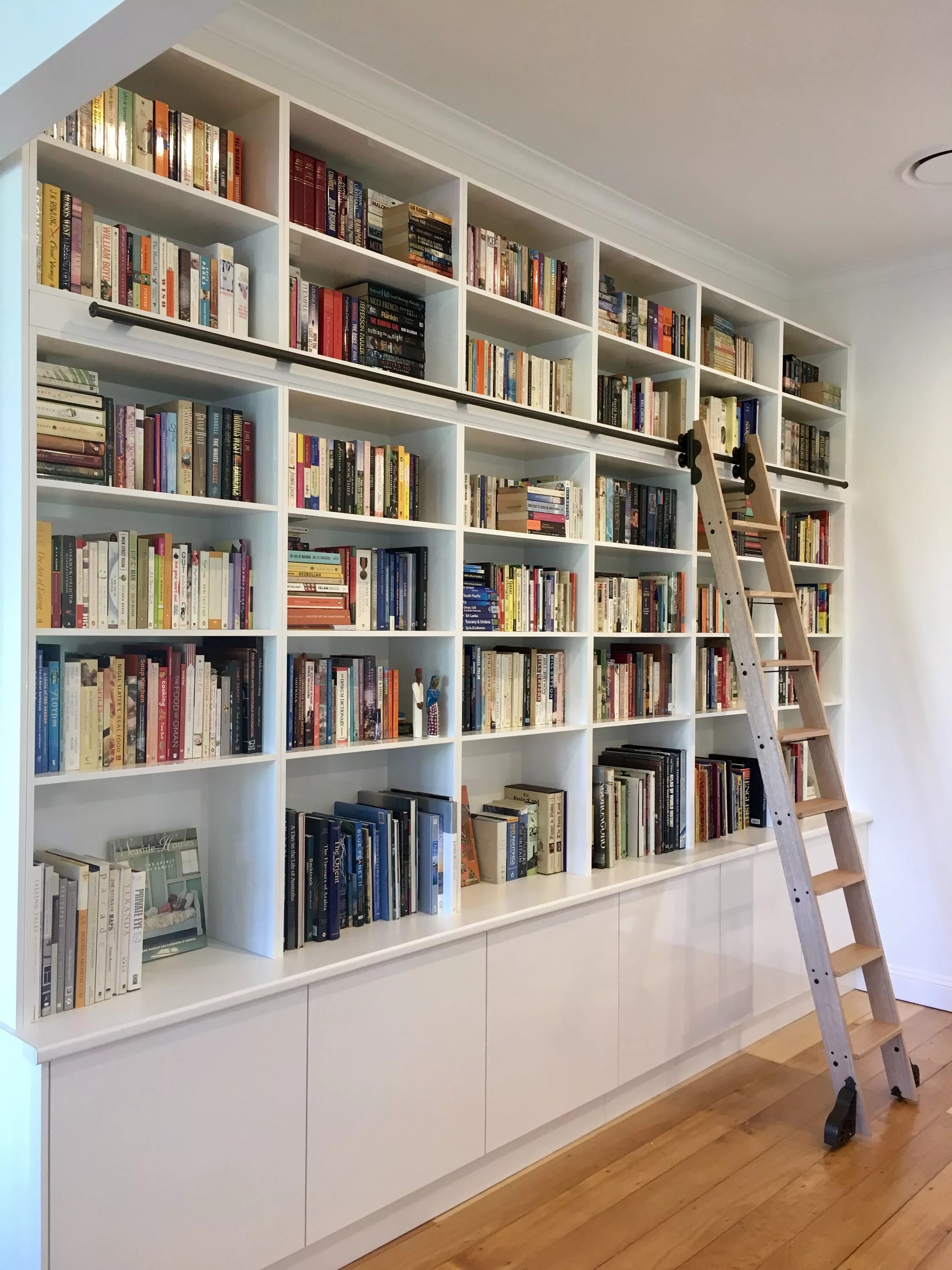 Книжные полки. Стеллаж встроенный в стену. Книжные полки. Шкаф bibliotheque. Стеллаж до потолка.