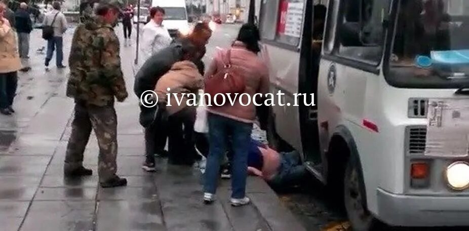 Пассажиры упавшего автобуса. Пассажиры в пазике. упал в общественном транспорте.
