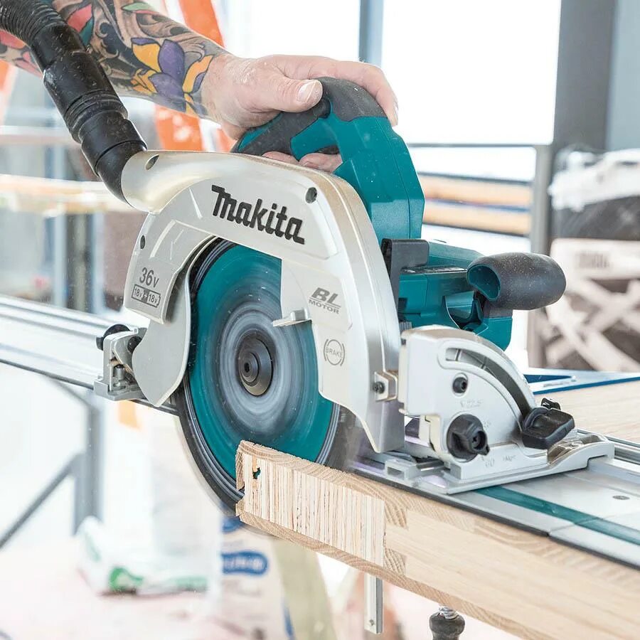 Зубья вращаются циркулярной пилы. Makita LXT circular saw. Макита 2504 пила. Циркулярная пила Makita 4105kb. Makita 5806b.