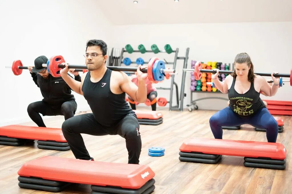 Боди памп тренировка что это. Лес миллс боди памп. пауэр памп. body pump тренировка упражнения. боди памп платформ.