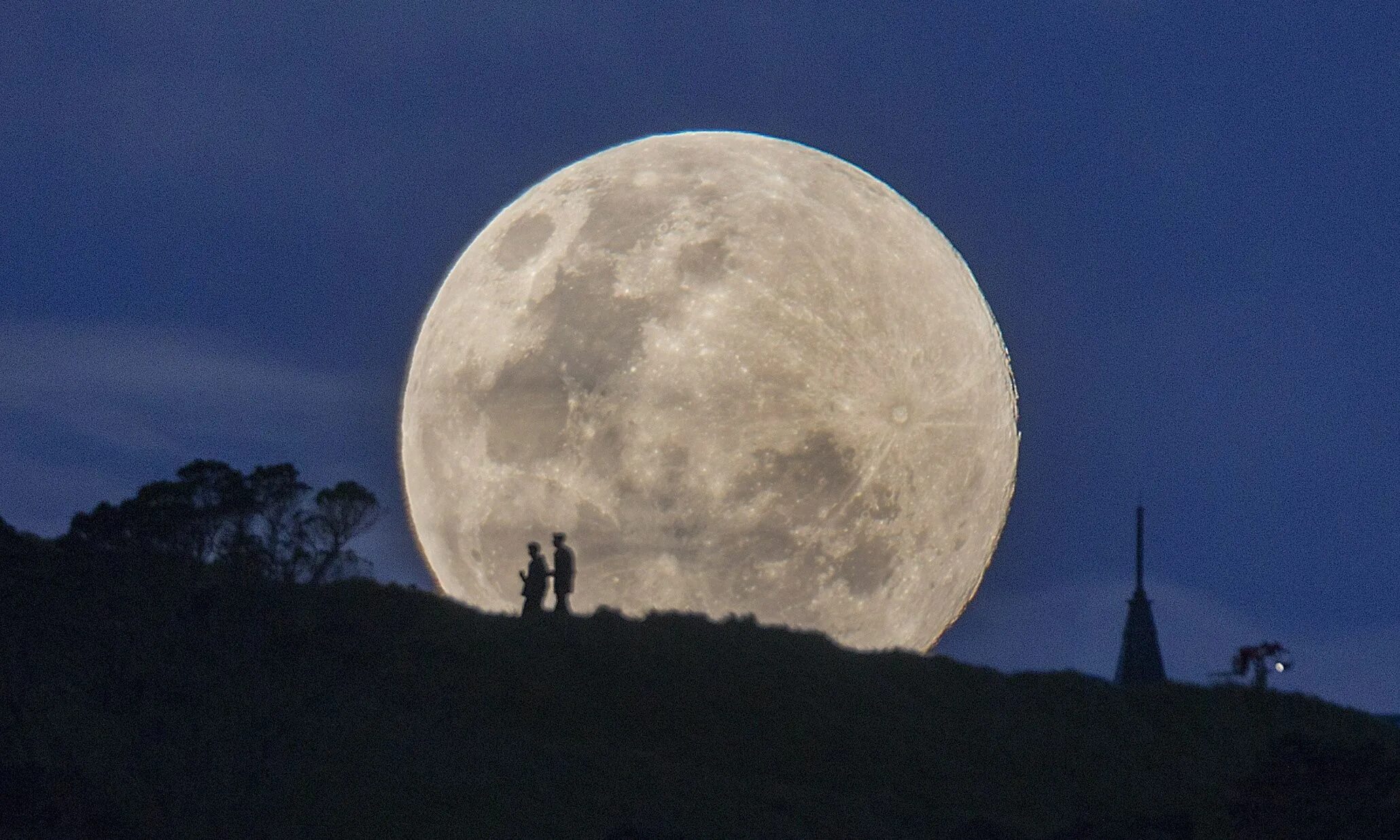 State moon. Суперлуние 1948. Суперлуние 2022 точка перигея. Суперлуние 2023. Стереополина суперлуние.