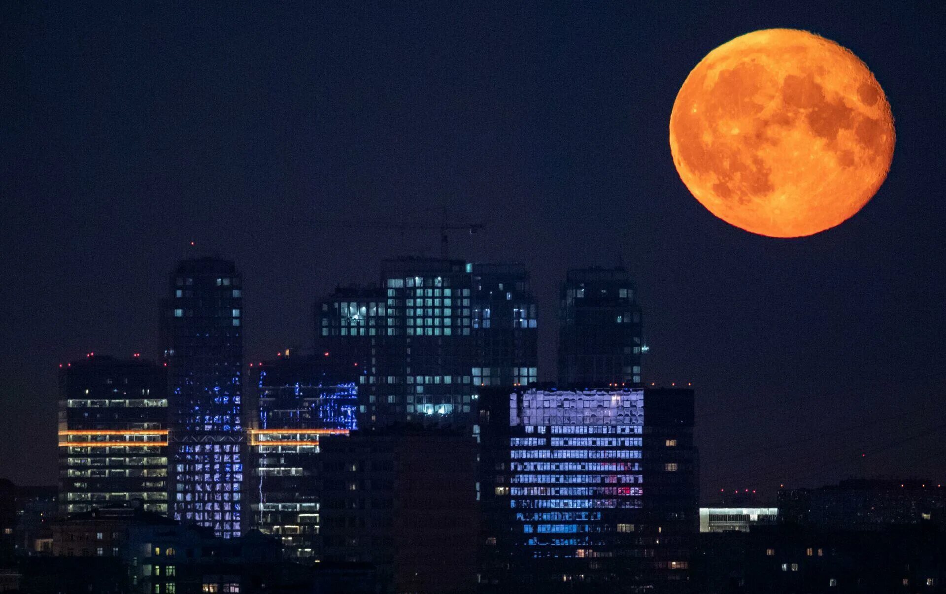 Полная луна москва. Город на луне. Луна желтая большая. Москва ночью. Полная луна москва.