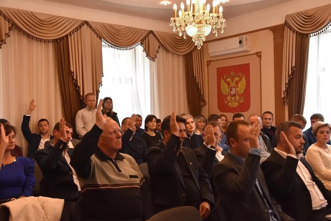 Бахчисарайская администрация крым. Администрация городской администрации Бахчисарай. Глава города Бахчисарай. Глава администрации города Бахчисарай. Сайт администрации города Бахчисарай.