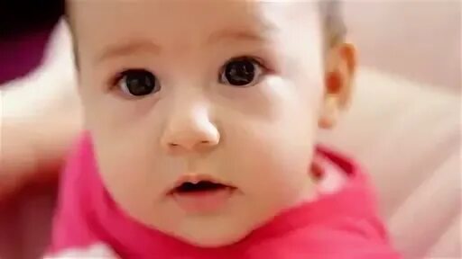 Baby so close. Новорожденный ребенок лысый. Кулак младенца. Baby so close. Baby so close.