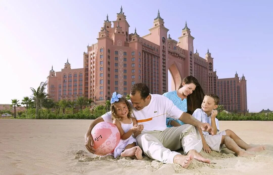 Дубай на четверых. Дубай отель Гранд Атлантис. Семейный отель Atlantis the Palm 5. Атлантис Дубай пляж. Atlantis the Palm Dubai 5.