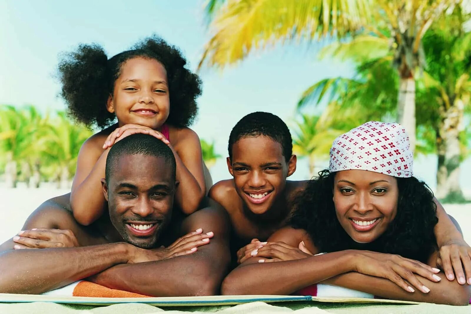 Hairy family. Семья в Африке. Чернокожая семья. Семья афроамериканцев. Счастливые африканцы.
