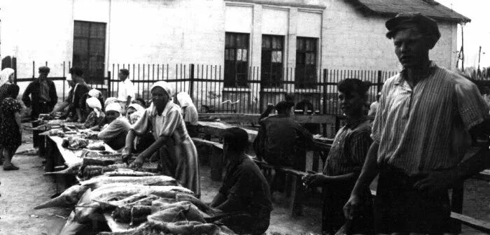 Как называется город гурьев в казахстане. Атырау старый базар. г.гурьев. гурьев старые фото базар.