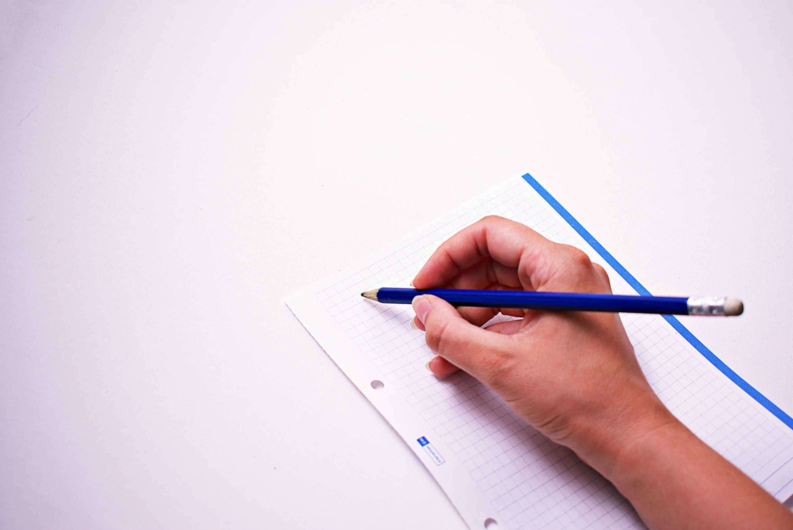 Человек пишет на листе бумаги. Бумага и карандаш. Руки рисовать. Руки карандашом. Пишет на бумаге.