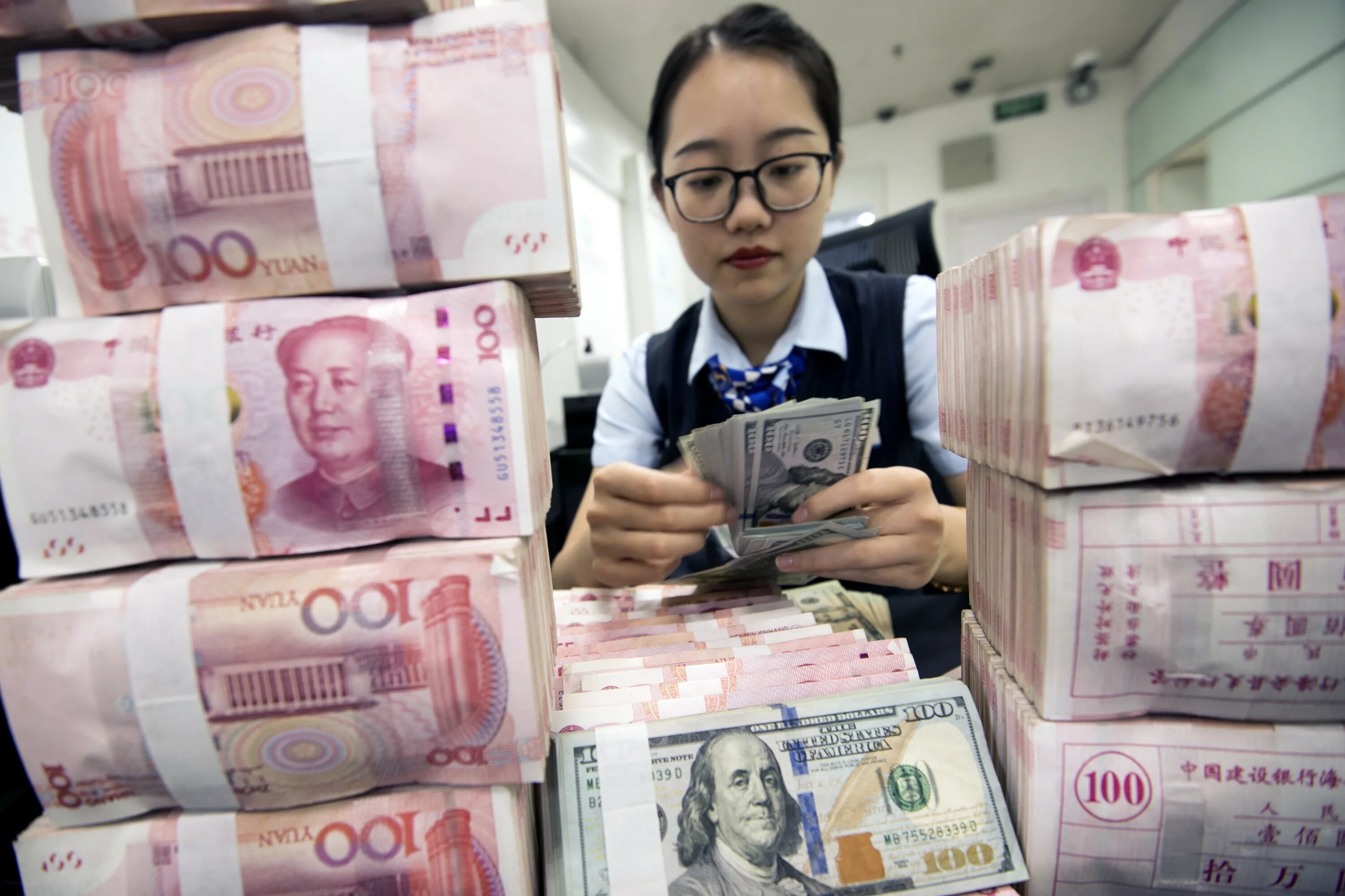 Мао китайская валюта. Китай юань. Купюры Китая. Китаец с деньгами.