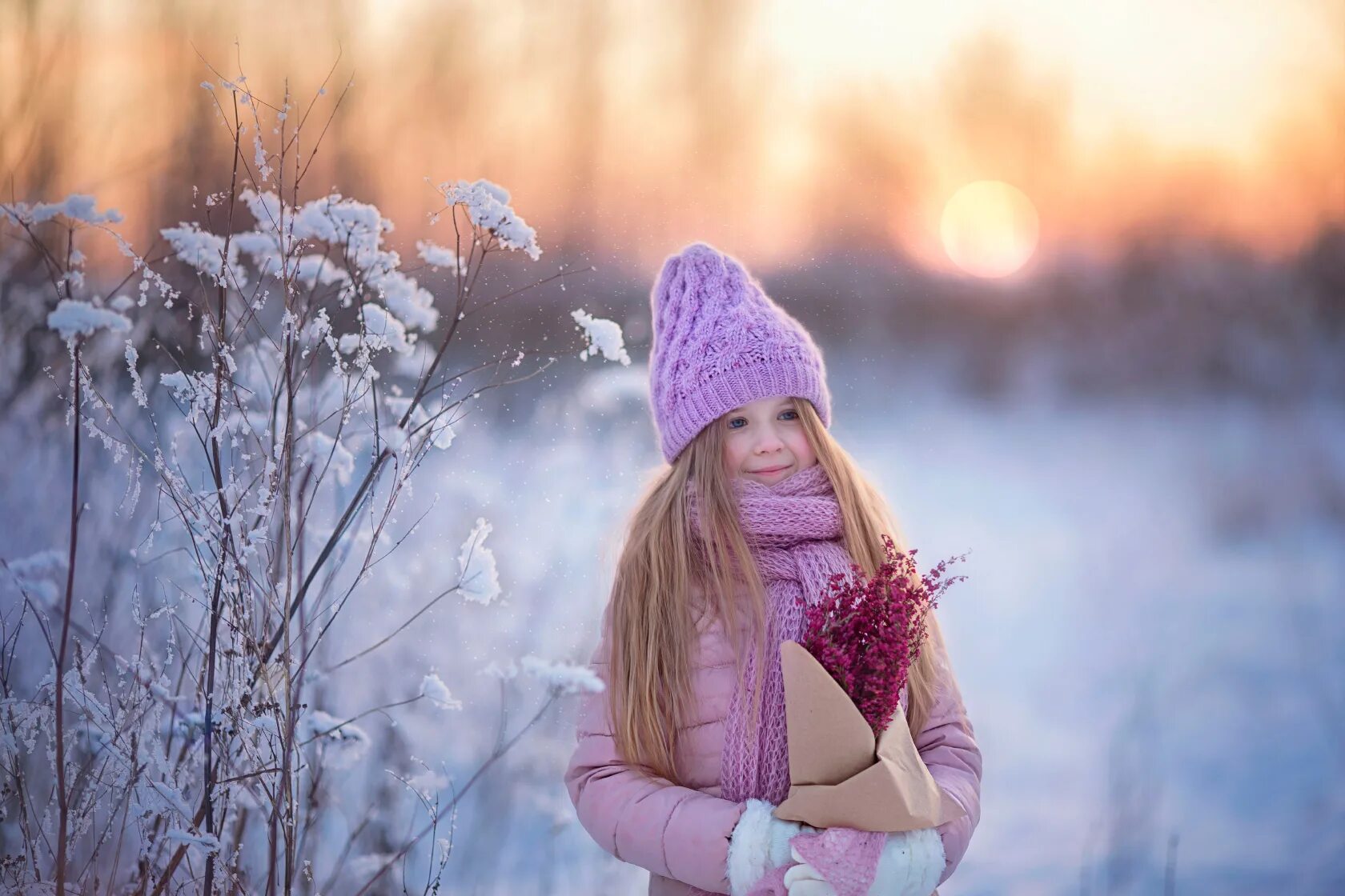 детская фотосессия в военной форме. девушка зима улыбка. зимняя фотосессия. девушка с шариками. зимнее настроение.