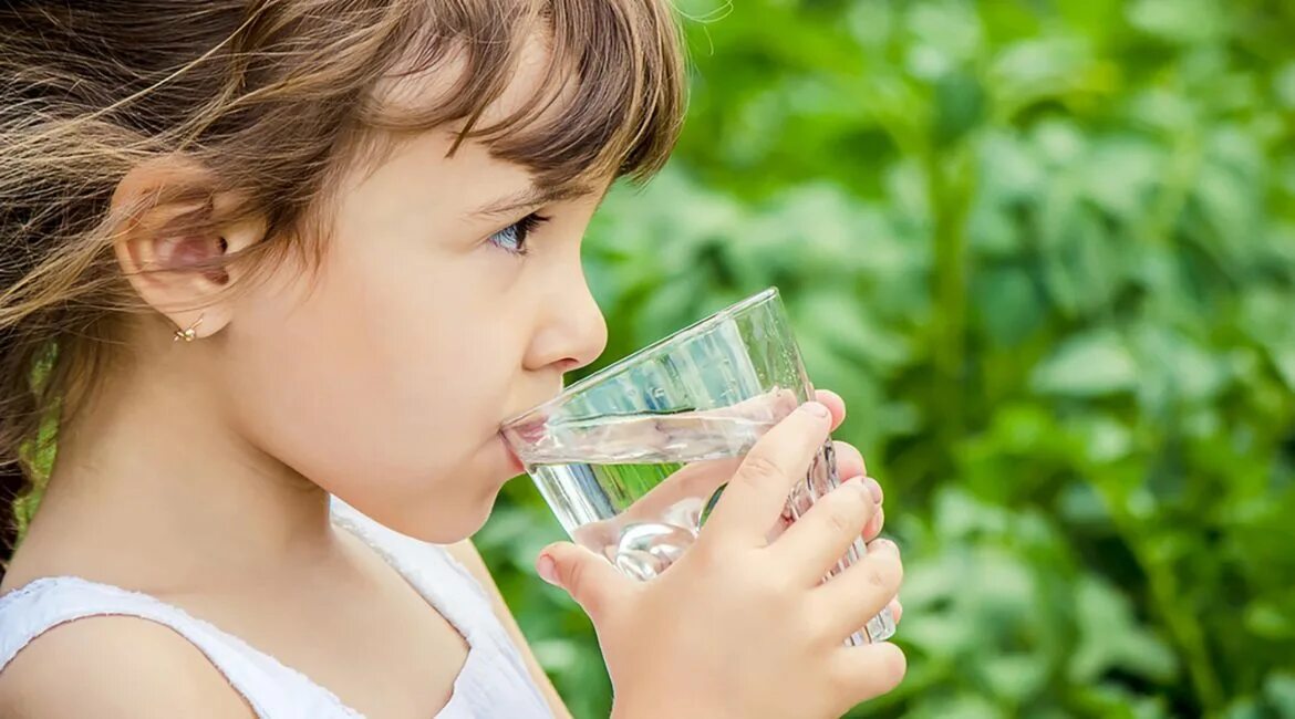 Питьевая вода на улице. Чистая вода. Девочка пьет воду. Ребенок пьет воду. Питье воды.