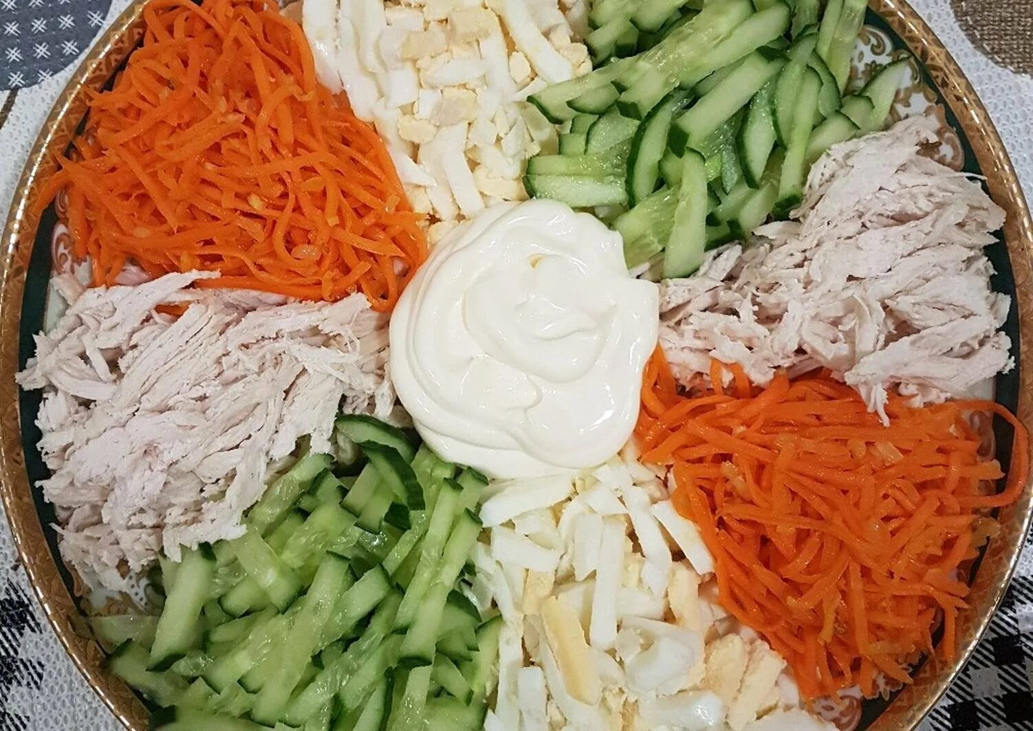 Салат с курицей и свежей морковью. Салат из копчёной курицы с корейской морковкой и огурцом. Корейская морковь кукуруза. Салат Фаттуш с корейской морковью. Салат из копчёной курицы с корейской морковкой.