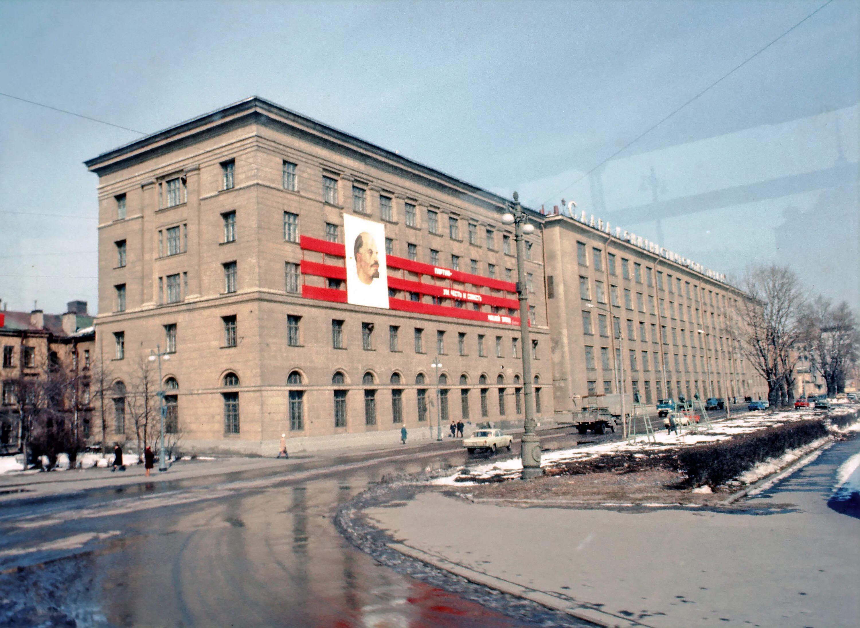 Ввв спб. Петроградская набережная 36 фабрика. Петроградская набережная Ленинград. Петроградская набережная дом 20 Ленинград. Советские административные здания.