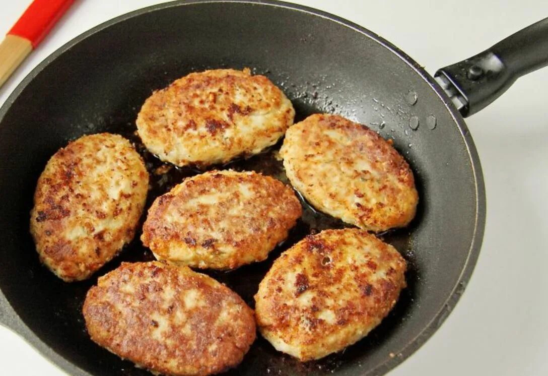 Как правильно жарить мясные котлеты на сковороде. Котлеты из щуки. котлеты на сковороде. щучьи котлеты. жареные котлеты на сковороде.