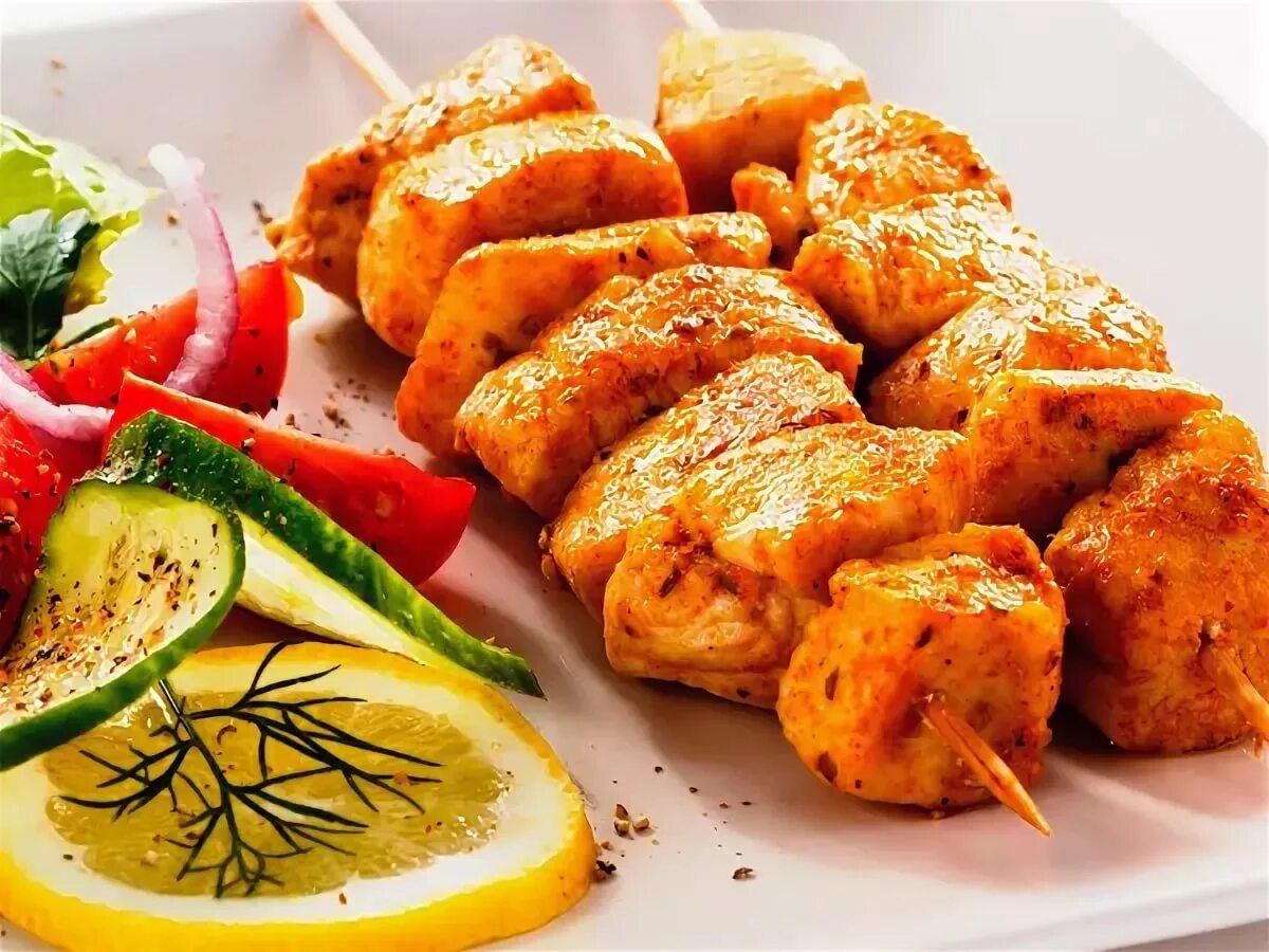 Шашлык из курицы с лимоном. Шашлык из курицы. шашлык из филе курицы. шашлычки из куриного филе. курица на шпажках в духовке.