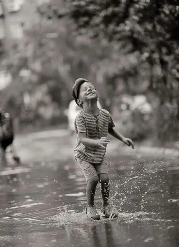 Под дождем. Мальчик под дождем. Дети бегают по лужам. Радость под дождем.