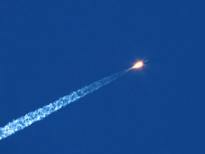 полет ракеты в небе. как выглядит летящая ракета. ракета взлетает. Spacex rocket. полет гиперзвуковой ракеты.