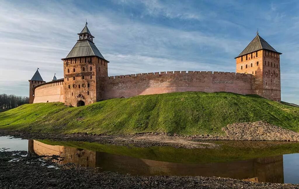 Кремль в древних русских городах. Новгородский Детинец Великий Новгород. Крепость Детинец Великий Новгород. Великий Новгород Детинец Кремль. Великий Новгород древний Детинец.