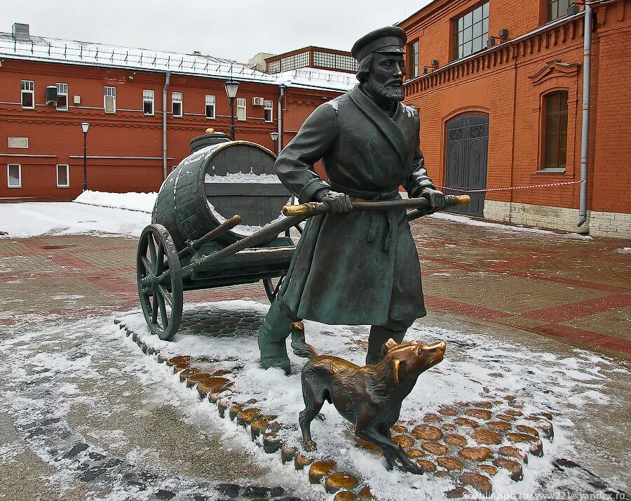 Водовоз сайт спб. Памятник водовозу в Санкт-Петербурге. Памятник петербургскому водовозу. Петербургский водовоз в Санкт-Петербурге. Скульптура Петербург водовоз.