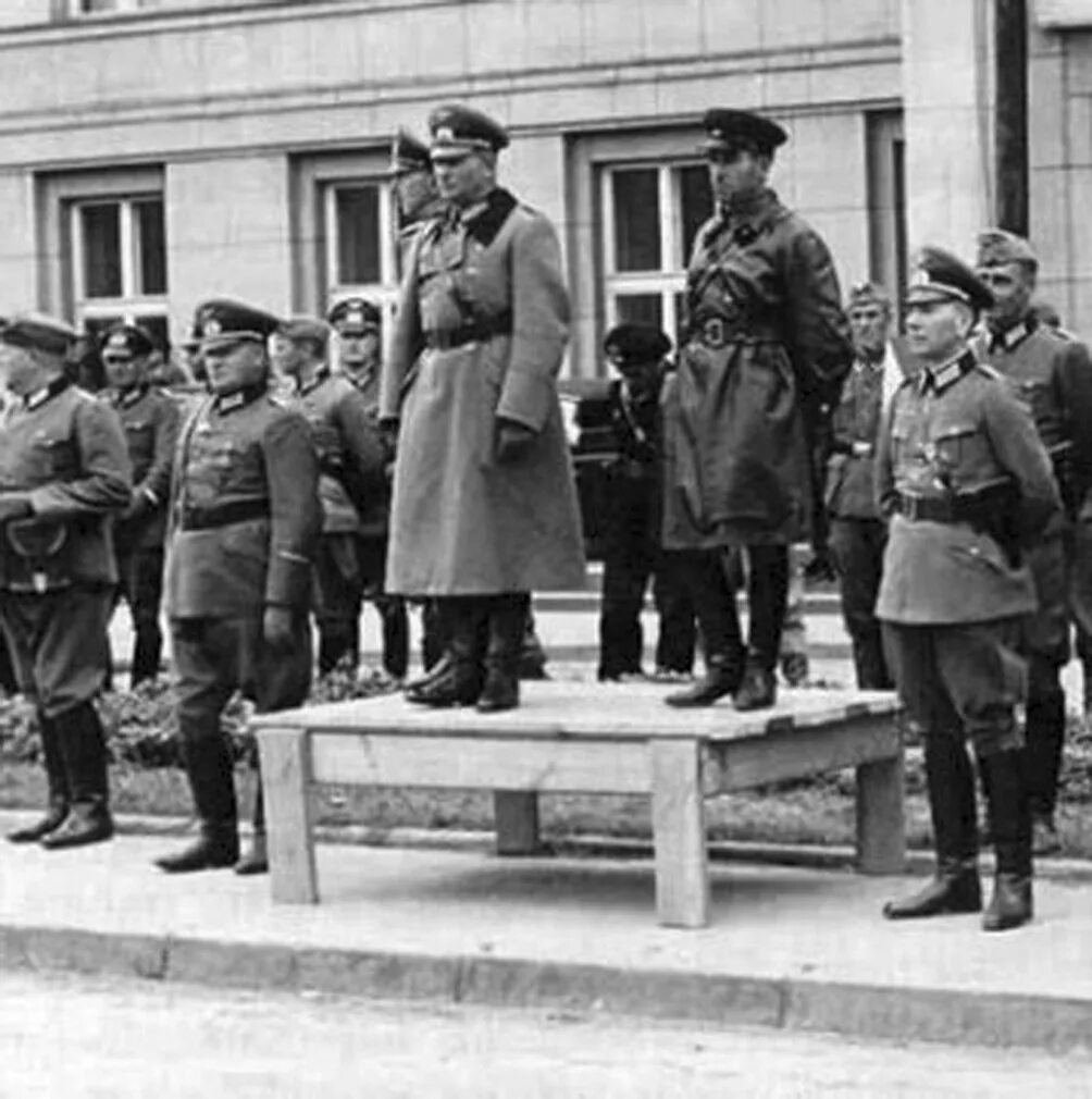 Парад советских и немецких. Парад в бресте 1939 кривошеин и гудериан. брест 22 сентября 1939 года совместный парад вермахта и ркка в бресте. совместный парад ркка в бресте 1939. парад красной армии и вермахта в бресте 1939.